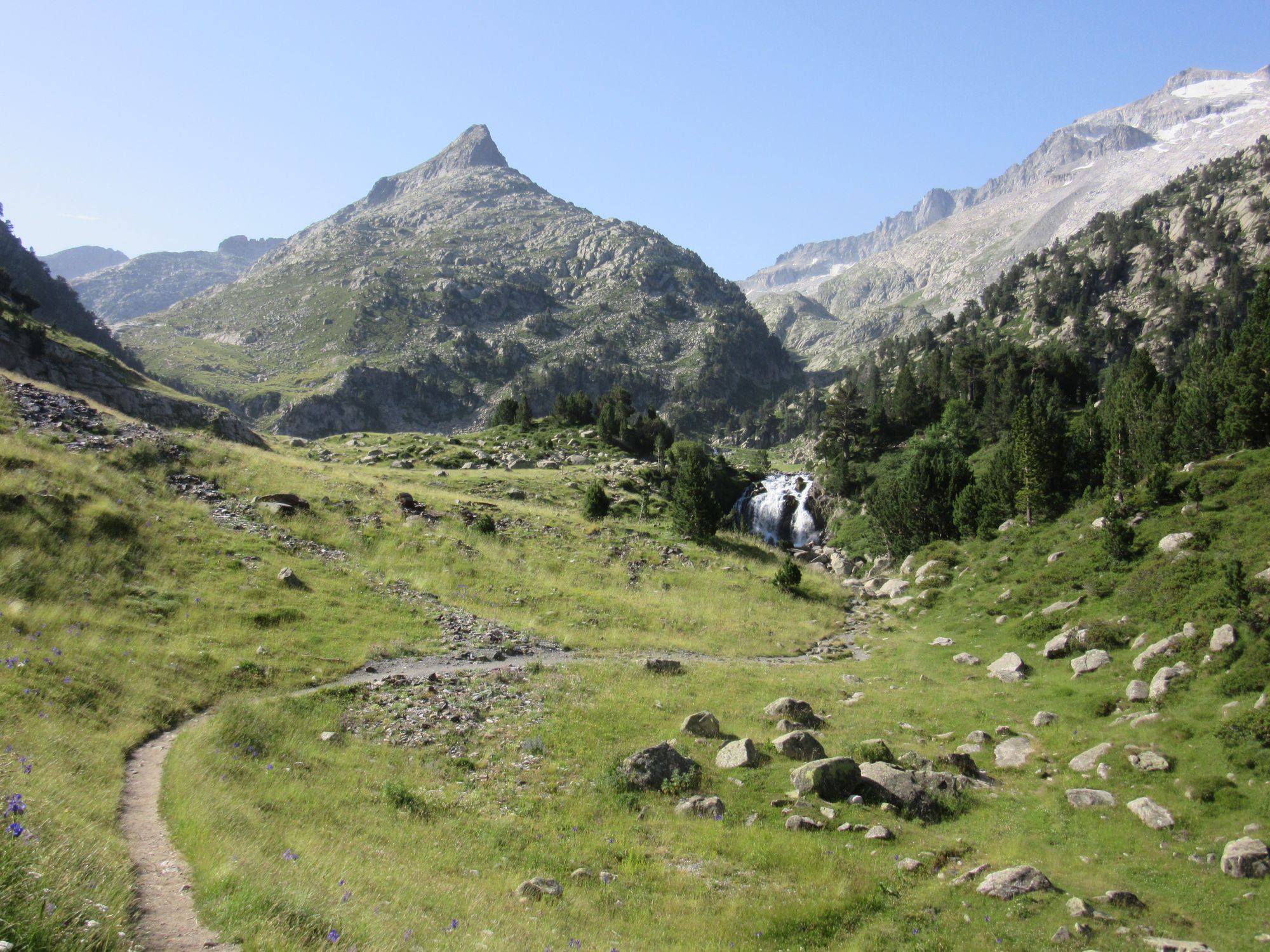 Looking back, on the way to Plan d'Aigualluts.