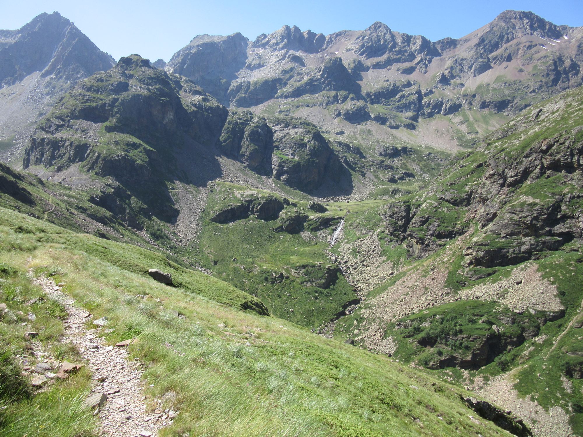 Headed towards the head of the valley and the Cabane de Prat-Cazeneuve Ou Aygues Tortes.