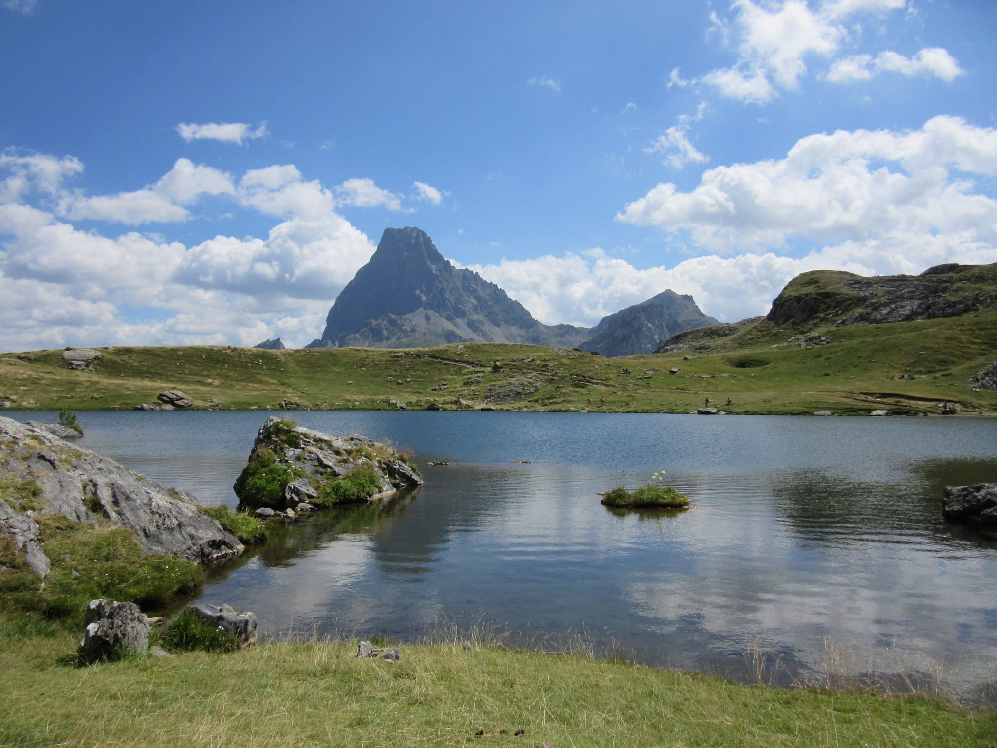 The view of Pic du Midi d'Ossau across Lac Casterau.